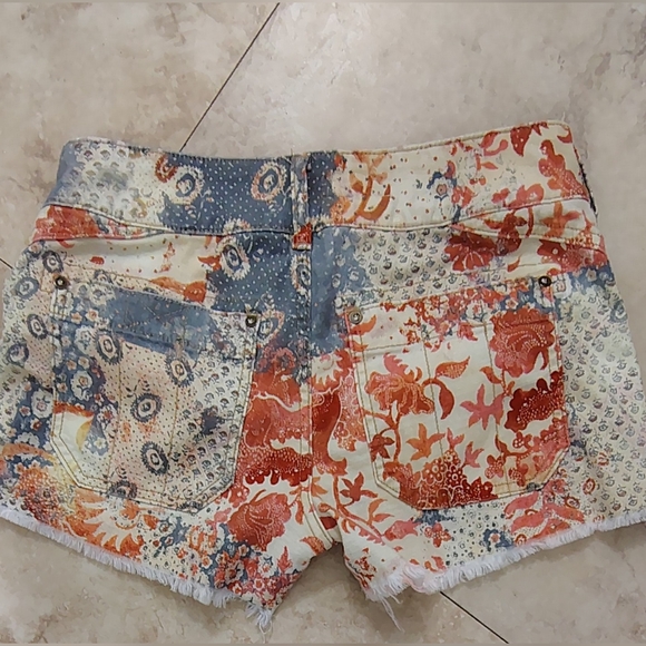 Anthropologie PILCRO The Wanderer Cut Off Denim Patchwork Shorts Women's Sz 26 - Picture 2 of 4